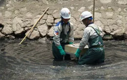 Sử dụng chế phẩm xử lý nước sông, hồ Hà Nội