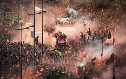 ẢNH: Thành phố Liverpool nhuộm sắc đỏ ngày đón tân vương Champions League