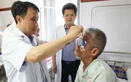Cựu chiến binh hiến giác mạc mang lại ánh sáng cho 2 người