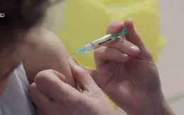 Anh tiêm vaccine HPV ngừa ung thư cho bé trai