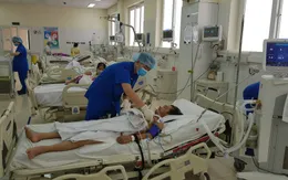 Ngã cầu thang, người đàn ông bị thanh sắt đâm xuyên người