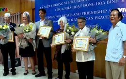 Trao Kỷ niệm chương "Vì hòa bình, hữu nghị giữa các dân tộc" cho các nhà hoạt động hòa bình Mỹ