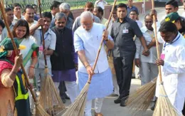 Nghị sĩ Ấn Độ cầm chổi quét đường