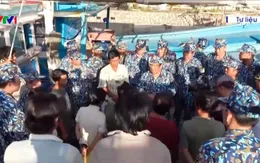 Hải quân hỗ trợ ngư dân bám biển