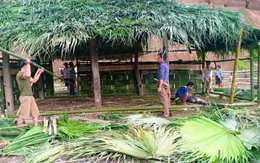 Người dân biên giới đóng góp vật liệu, công sức xây dựng phòng học cho con em