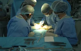 Mắc dị tật lỗ tiểu thấp, bé trai được gia đình khai sinh là... con gái
