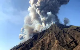Núi lửa phun trào trên đảo du lịch Stromboli, Italy