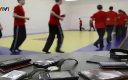 Nga xem xét cấm dùng điện thoại trong trường học