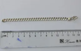 Đang chơi, bé trai nuốt sợi dây chuyền bạc dài 14cm