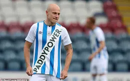 Huddersfield Town bị phạt vì vi phạm quy định về quảng cáo trên áo đấu