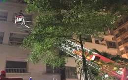 Bà nội trèo ban công sang phòng cháu, rơi từ tầng 16 xuống tử vong