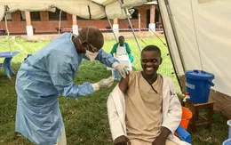 WHO: Hơn 1.300 người được tiêm phòng khẩn cấp ngăn ngừa virus Ebola