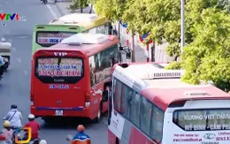 Khu vực bến xe Mỹ Đình ùn tắc do ô tô dừng đón, trả khách