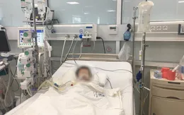 Dùng thuốc hạ sốt quá liều, bé 27 tháng tuổi nguy kịch