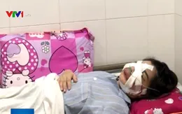 Cô gái trẻ phải rạch mặt để nặn mủ sau tiêm mỡ tự thân làm đẹp