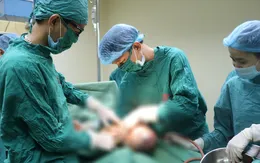 Quảng Ninh: Một em bé chào đời còn nguyên túi ối