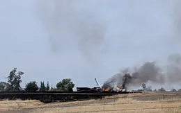 Máy bay Mỹ chở 10 người bốc cháy khi mới cất cánh