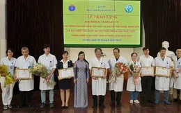 Trao Bằng khen cho các thầy thuốc lập kỷ lục ghép tạng