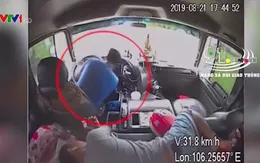 Tài xế đột quỵ, phụ xe nhanh trí bẻ lái tránh tai nạn