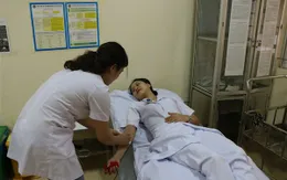 Nhân viên y tế hiến máu cứu người bệnh
