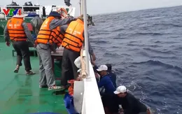 Cứu 13 ngư dân Quảng Ngãi gặp nạn trên biển