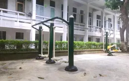 Lắp dụng cụ thể dục ngoài trời cho bệnh nhân