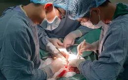 Phát hiện ung thư đại tràng sau 8 tháng đau bụng âm ỉ