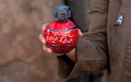 Có hình dạng giống bom, nước giải khát Coca Cola bị cấm mang lên máy bay