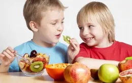 Muốn trẻ tăng trưởng toàn diện, cần chế độ dinh dưỡng ra sao?