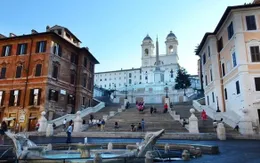 Du khách sẽ bị phạt 450 USD nếu ngồi lên bậc thang Tây Ban Nha ở Rome
