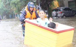 Hải quân giúp nhân dân Phú Quốc khắc phục mưa lũ