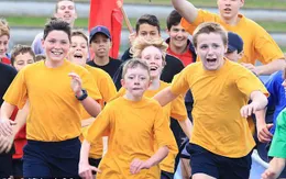 Các bạn trong lớp chạy cùng, cổ vũ cho cậu bé tật nguyền tại đại hội thể thao của trường