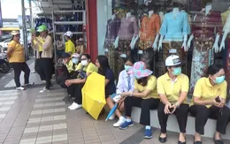 Thái Lan cấp phát khẩu trang cho người dân do khói bụi từ Indonesia