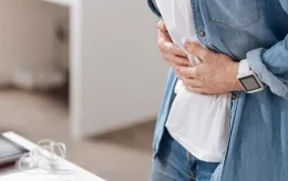 Bụng quặn đau, đi ngoài liên tục sau khi uống rượu bia là biểu hiện của bệnh gì?