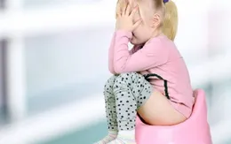 Hỗ trợ xử lý táo bón ở trẻ bằng bào tử lợi khuẩn