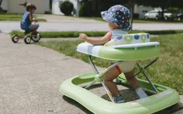 Rơi khỏi xe tập đi từ độ cao 1m, bé gái 8 tháng tuổi bị lún sọ não