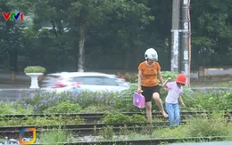 Nguy hiểm tình trạng băng qua đường sắt để đi tắt đến trường