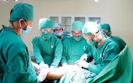 Cố định xương gãy cho bé gái mắc bệnh xương thủy tinh