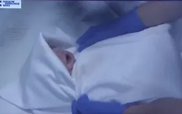 Bé gái chào đời từ người mẹ chết não 4 tháng