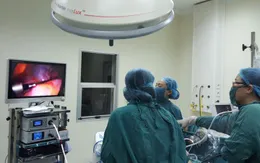 Bé gái 7 tuổi đau bụng âm ỉ vì... u nang buồng trứng xoắn
