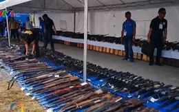 Lực lượng phiến quân Philippines giao nộp vũ khí