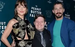 “Thắt nơ” che ngực, kiều nữ phim “50 sắc thái” khoe sắc mặn mà