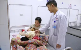 Phẫu thuật thành công cứu bé 3 tháng tuổi bị gạch rơi lún sọ