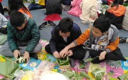 "Vui Tất niên - Hồn nhiên đón Tết đậm bản sắc Việt" cùng học sinh Hà Nội