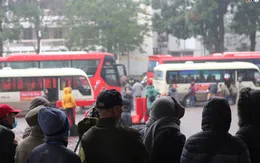 Bệnh nhân điều trị tại 10 bệnh viện cùng lên "Chuyến xe yêu thương" về quê ăn Tết