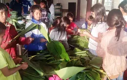 Thầy cô mổ heo, gói bánh cho học sinh vùng cao đón Tết