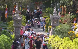 Không khí đi chùa đầu năm tại Nha Trang