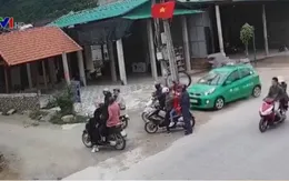 Kinh hoàng taxi tông vào đoàn 11 người đi chúc Tết