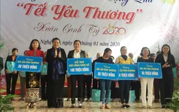 Phó Chủ tịch Thường trực Quốc hội Tòng Thị Phóng trao quà "Tết yêu thương" ở Hà Tĩnh