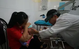 Phòng bệnh viêm kết mạc cho trẻ khi thời tiết giao mùa
